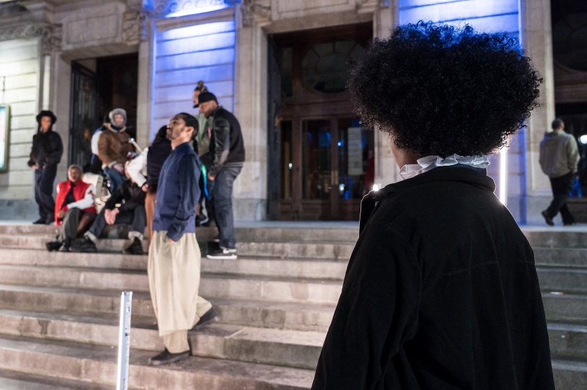 G.R.O.O.V.E. (Bintou Dembélé) le 02 mars 2023 à l'opéra de Lille.
Bintou Dembélé: conception, chorégraphie et jeu.
Avec Wilfried Blé « Wolf », Guillaume Chan Ton, Nadia Cyrielle Gabrieli Kalati « Nadeeya », Marion Gallet, Cintia Golitin, Adrien Goulinet, Mohammed Medelsi « Med », Alexandre Moreau « Cyborg », Salomon, Mpondo-Dicka « Bidjé », Michel Onomo « Meech », Féroz Sahoulamide, Marie Ndutiye danse Célia Kameni voix Charles Amblard guitare et lapsteel Avec la collaboration du Flow – Centre Eurorégional des Cultures Urbaines et la participation de Élise André, Indraline Payet, Tiphanie Casanova, Cindy Chopngui, Tassline Driss, Cécile Félix, Marie Froumentin, Adrienne Lebrun, Kinta Mendy, Michaela Piklova, Émeline Roukia, Alisson Varenne, Alfred Vivier, Shaïmâa Bekirane.
Photographie : FREDERIC IOVINO