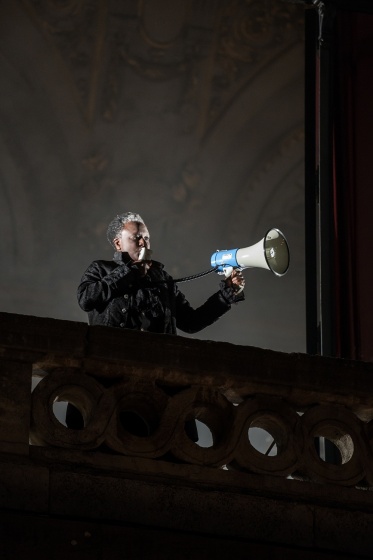 G.R.O.O.V.E. (Bintou Dembélé) le 02 mars 2023 à l'opéra de Lille.
Bintou Dembélé: conception, chorégraphie et jeu.
Avec Wilfried Blé « Wolf », Guillaume Chan Ton, Nadia Cyrielle Gabrieli Kalati « Nadeeya », Marion Gallet, Cintia Golitin, Adrien Goulinet, Mohammed Medelsi « Med », Alexandre Moreau « Cyborg », Salomon, Mpondo-Dicka « Bidjé », Michel Onomo « Meech », Féroz Sahoulamide, Marie Ndutiye danse Célia Kameni voix Charles Amblard guitare et lapsteel Avec la collaboration du Flow – Centre Eurorégional des Cultures Urbaines et la participation de Élise André, Indraline Payet, Tiphanie Casanova, Cindy Chopngui, Tassline Driss, Cécile Félix, Marie Froumentin, Adrienne Lebrun, Kinta Mendy, Michaela Piklova, Émeline Roukia, Alisson Varenne, Alfred Vivier, Shaïmâa Bekirane.
Photographie : FREDERIC IOVINO