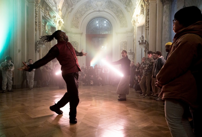 G.R.O.O.V.E. (Bintou Dembélé) le 02 mars 2023 à l'opéra de Lille.
Bintou Dembélé: conception, chorégraphie et jeu.
Avec Wilfried Blé « Wolf », Guillaume Chan Ton, Nadia Cyrielle Gabrieli Kalati « Nadeeya », Marion Gallet, Cintia Golitin, Adrien Goulinet, Mohammed Medelsi « Med », Alexandre Moreau « Cyborg », Salomon, Mpondo-Dicka « Bidjé », Michel Onomo « Meech », Féroz Sahoulamide, Marie Ndutiye danse Célia Kameni voix Charles Amblard guitare et lapsteel Avec la collaboration du Flow – Centre Eurorégional des Cultures Urbaines et la participation de Élise André, Indraline Payet, Tiphanie Casanova, Cindy Chopngui, Tassline Driss, Cécile Félix, Marie Froumentin, Adrienne Lebrun, Kinta Mendy, Michaela Piklova, Émeline Roukia, Alisson Varenne, Alfred Vivier, Shaïmâa Bekirane.
Photographie : FREDERIC IOVINO