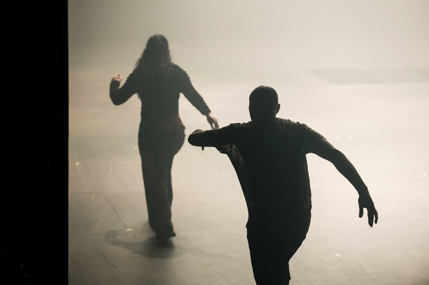G.R.O.O.V.E. (Bintou Dembélé) le 02 mars 2023 à l'opéra de Lille.
Bintou Dembélé: conception, chorégraphie et jeu.
Avec Wilfried Blé « Wolf », Guillaume Chan Ton, Nadia Cyrielle Gabrieli Kalati « Nadeeya », Marion Gallet, Cintia Golitin, Adrien Goulinet, Mohammed Medelsi « Med », Alexandre Moreau « Cyborg », Salomon, Mpondo-Dicka « Bidjé », Michel Onomo « Meech », Féroz Sahoulamide, Marie Ndutiye danse Célia Kameni voix Charles Amblard guitare et lapsteel Avec la collaboration du Flow – Centre Eurorégional des Cultures Urbaines et la participation de Élise André, Indraline Payet, Tiphanie Casanova, Cindy Chopngui, Tassline Driss, Cécile Félix, Marie Froumentin, Adrienne Lebrun, Kinta Mendy, Michaela Piklova, Émeline Roukia, Alisson Varenne, Alfred Vivier, Shaïmâa Bekirane.
Photographie : FREDERIC IOVINO