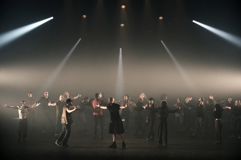 G.R.O.O.V.E. (Bintou Dembélé) le 02 mars 2023 à l'opéra de Lille.
Bintou Dembélé: conception, chorégraphie et jeu.
Avec Wilfried Blé « Wolf », Guillaume Chan Ton, Nadia Cyrielle Gabrieli Kalati « Nadeeya », Marion Gallet, Cintia Golitin, Adrien Goulinet, Mohammed Medelsi « Med », Alexandre Moreau « Cyborg », Salomon, Mpondo-Dicka « Bidjé », Michel Onomo « Meech », Féroz Sahoulamide, Marie Ndutiye danse Célia Kameni voix Charles Amblard guitare et lapsteel Avec la collaboration du Flow – Centre Eurorégional des Cultures Urbaines et la participation de Élise André, Indraline Payet, Tiphanie Casanova, Cindy Chopngui, Tassline Driss, Cécile Félix, Marie Froumentin, Adrienne Lebrun, Kinta Mendy, Michaela Piklova, Émeline Roukia, Alisson Varenne, Alfred Vivier, Shaïmâa Bekirane.
Photographie : FREDERIC IOVINO