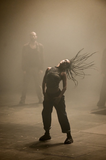 G.R.O.O.V.E. (Bintou Dembélé) le 02 mars 2023 à l'opéra de Lille.
Bintou Dembélé: conception, chorégraphie et jeu.
Avec Wilfried Blé « Wolf », Guillaume Chan Ton, Nadia Cyrielle Gabrieli Kalati « Nadeeya », Marion Gallet, Cintia Golitin, Adrien Goulinet, Mohammed Medelsi « Med », Alexandre Moreau « Cyborg », Salomon, Mpondo-Dicka « Bidjé », Michel Onomo « Meech », Féroz Sahoulamide, Marie Ndutiye danse Célia Kameni voix Charles Amblard guitare et lapsteel Avec la collaboration du Flow – Centre Eurorégional des Cultures Urbaines et la participation de Élise André, Indraline Payet, Tiphanie Casanova, Cindy Chopngui, Tassline Driss, Cécile Félix, Marie Froumentin, Adrienne Lebrun, Kinta Mendy, Michaela Piklova, Émeline Roukia, Alisson Varenne, Alfred Vivier, Shaïmâa Bekirane.
Photographie : FREDERIC IOVINO