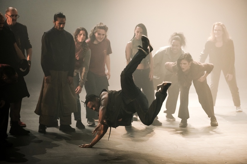 G.R.O.O.V.E. (Bintou Dembélé) le 02 mars 2023 à l'opéra de Lille.
Bintou Dembélé: conception, chorégraphie et jeu.
Avec Wilfried Blé « Wolf », Guillaume Chan Ton, Nadia Cyrielle Gabrieli Kalati « Nadeeya », Marion Gallet, Cintia Golitin, Adrien Goulinet, Mohammed Medelsi « Med », Alexandre Moreau « Cyborg », Salomon, Mpondo-Dicka « Bidjé », Michel Onomo « Meech », Féroz Sahoulamide, Marie Ndutiye danse Célia Kameni voix Charles Amblard guitare et lapsteel Avec la collaboration du Flow – Centre Eurorégional des Cultures Urbaines et la participation de Élise André, Indraline Payet, Tiphanie Casanova, Cindy Chopngui, Tassline Driss, Cécile Félix, Marie Froumentin, Adrienne Lebrun, Kinta Mendy, Michaela Piklova, Émeline Roukia, Alisson Varenne, Alfred Vivier, Shaïmâa Bekirane.
Photographie : FREDERIC IOVINO