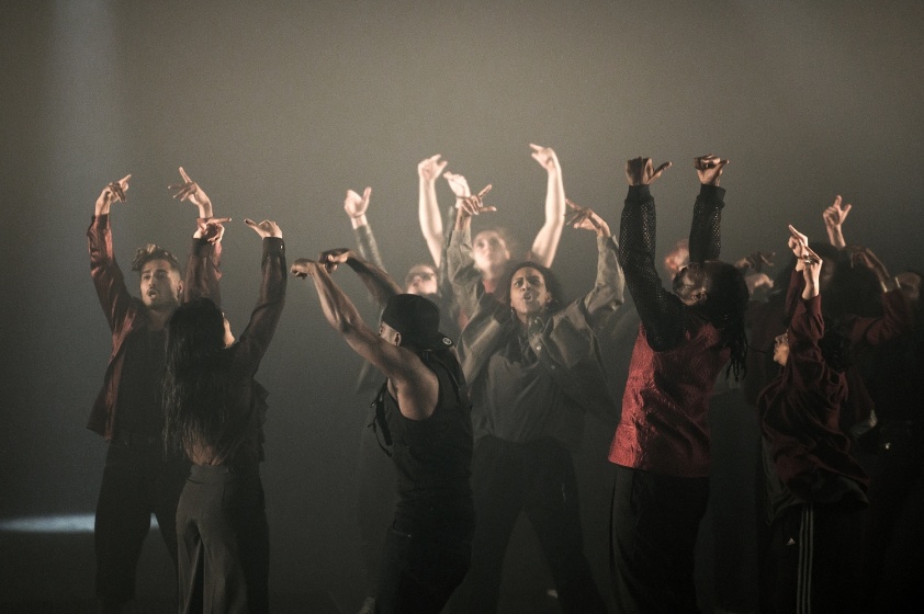 G.R.O.O.V.E. (Bintou Dembélé) le 02 mars 2023 à l'opéra de Lille.
Bintou Dembélé: conception, chorégraphie et jeu.
Avec Wilfried Blé « Wolf », Guillaume Chan Ton, Nadia Cyrielle Gabrieli Kalati « Nadeeya », Marion Gallet, Cintia Golitin, Adrien Goulinet, Mohammed Medelsi « Med », Alexandre Moreau « Cyborg », Salomon, Mpondo-Dicka « Bidjé », Michel Onomo « Meech », Féroz Sahoulamide, Marie Ndutiye danse Célia Kameni voix Charles Amblard guitare et lapsteel Avec la collaboration du Flow – Centre Eurorégional des Cultures Urbaines et la participation de Élise André, Indraline Payet, Tiphanie Casanova, Cindy Chopngui, Tassline Driss, Cécile Félix, Marie Froumentin, Adrienne Lebrun, Kinta Mendy, Michaela Piklova, Émeline Roukia, Alisson Varenne, Alfred Vivier, Shaïmâa Bekirane.
Photographie : FREDERIC IOVINO