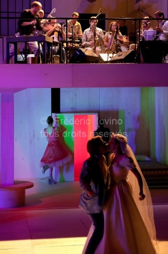 LA VIE DANS LES PLIS de Blandine Savetier et Thierry Roisin - 2011 - photographie © Frédéric Iovino