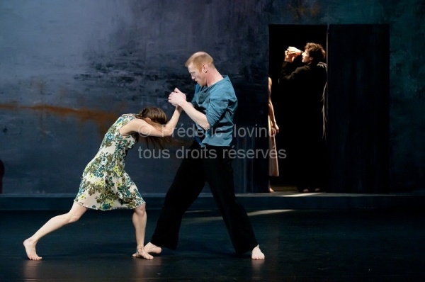 SYNCHRONICITY de Carolyn Carlson (2012)Au Colisée de roubaix du 04 au 06 avril 2012Avec Alan Brooks, Riccardo Meneghini,  Céline Maufroid - Photographie © Frédéric Iovino