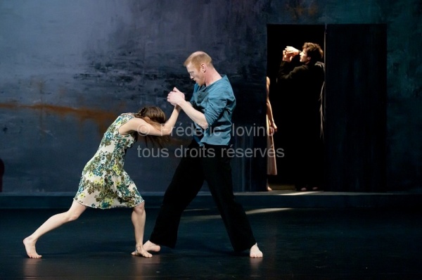 SYNCHRONICITY de Carolyn Carlson (2012)Au Colisée de roubaix du 04 au 06 avril 2012Avec Alan Brooks, Riccardo Meneghini,  Céline Maufroid - Photographie © Frédéric Iovino