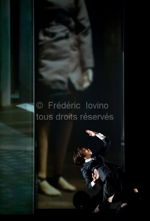 NO FOCUS , Mise en scène: François Verret à l'Opéra de Lille du 09 au 11 octobre 2012.Avec: Chiharu Mamiya, Yutaka Takei. photographie © Frédéric Iovino