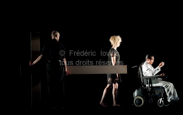 NO FOCUS , Mise en scène: François Verret à l'Opéra de Lille du 09 au 11 octobre 2012.Avec:  Jean-Christophe Paré , Vilma Pitrinaite, Yutaka Takei - photographie © Frédéric Iovino