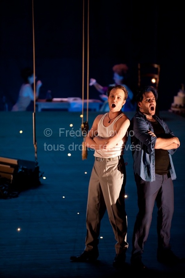 LE BARBIER DE SEVILLE  . Du 14 mai au 2 juin 2013 à l'Opéra de Lille. Mise en scène: Jean-François Sivadier. Avec : Taylor Stayton (Le Comte Almaviva),  Armando Noguera (Figaro) - photographie © Frédéric Iovino