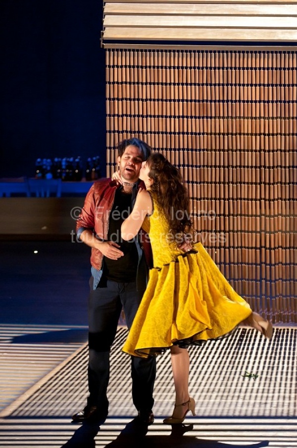 LE BARBIER DE SEVILLE . Du 14 mai au 2 juin 2013 à l'Opéra de Lille. Mise en scène: Jean-François Sivadier. Avec :   Eduarda Melo (Rosine), Armando Noguera (Figaro) - photographie © Frédéric Iovino