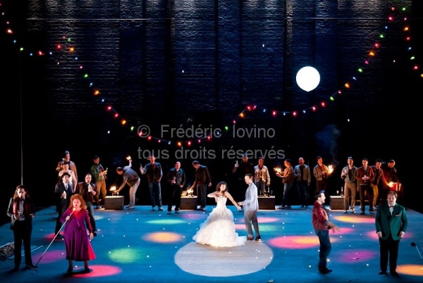 LE BARBIER DE SEVILLE  . Du 14 mai au 2 juin 2013 à l'Opéra de Lille.  Mise en scène: Jean-François Sivadier. Avec : Taylor Stayton (Le Comte Almaviva), Tiziano Bracci (Bartolo), Eduarda Melo (Rosine), Armando Noguera (Figaro), Adam Palka (Basilio), Jennifer Rhys-Davies (Berta), Oliver Dunn (Fiorello), Choeur de l’Opéra de Lille - photographie © Frédéric Iovino