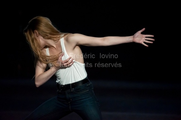 TROIS DECENNIES D'AMOUR CERNE les 12 et 13 juin 2013 au Nouveau Théâtre de Montreuil - Salle Maria Casarès.Chorégraphie : Thomas Lebrun - Interprétation : Anne-Sophie Lancelin  - photographie © Frédéric Iovino