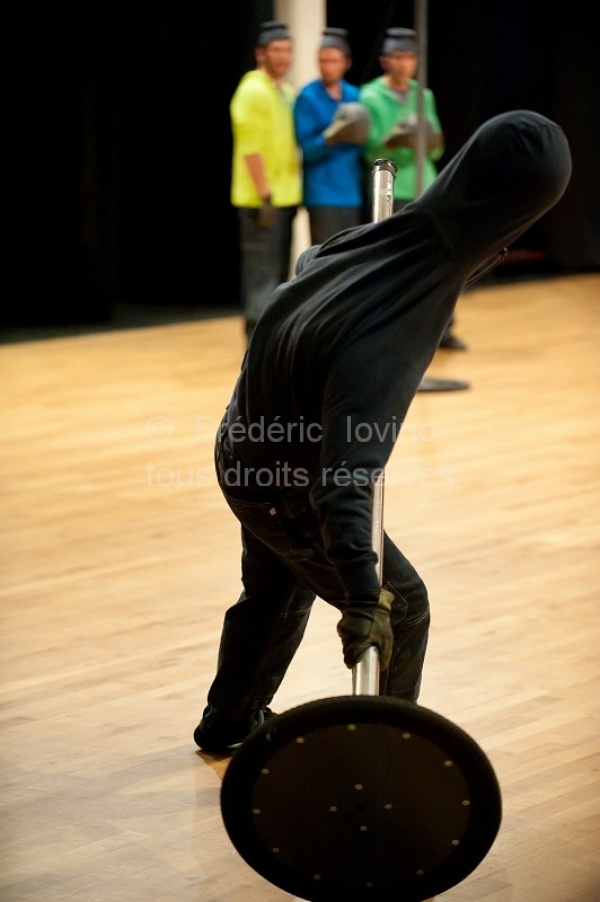 NEW TOWN , répétition publique le 27 juin 2013 à Roubaix au gymnase/ Danse à Lille.Conception : Bruno Pradet / Compagnie Vilcanota - photographie © Frédéric Iovino