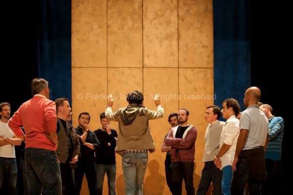 LUCIA DE LAMMERMOOR (Stanislas Nordey 2013): Stanislas Nordey et le choeur de l'opéra de Lille lors d'une séance de répétition à l'Opéra de Lille le 13 septembre 2013 - photographie © Frédéric Iovino