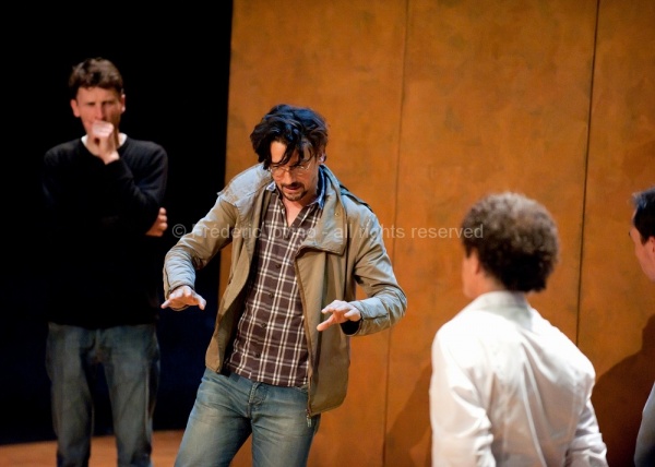 LUCIA DE LAMMERMOOR (Stanislas Nordey 2013): Stanislas Nordey et le choeur de l'opéra de Lille lors d'une séance de répétition à l'Opéra de Lille le 13 septembre 2013 - photographie © Frédéric Iovino