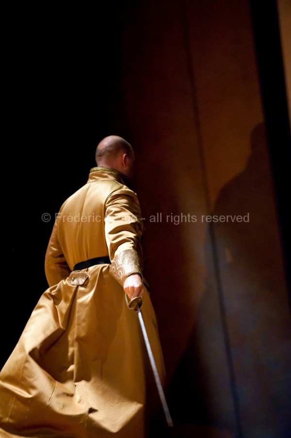 LUCIA DE LAMMERMOOR (Stanislas Nordey 2013): Roman Burdenko lors d'une séance de répétition à l'Opéra de Lille le 13 septembre 2013photographie © Frédéric Iovino