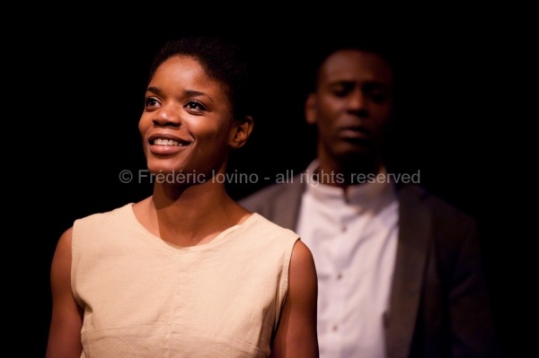 AIR EUROPA (Pierre-Jean Naud , 2013) - du 20 au 23 novembre 2013 au Théâtre de la Verrière à Lille -  Mise en scène et scénographie : Pierre-Jean Naud - Avec Tito Eluki, Salomé Mpondo-Dicka --- Photographie © Frédéric Iovino