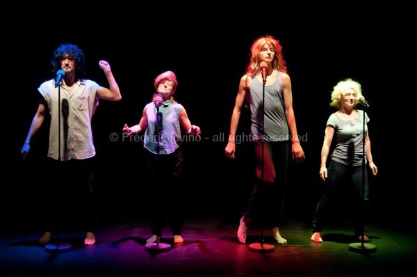 TEL QUEL!  - Chorégraphie: Thomas Lebrun - Avec: Julie Bougard, Véronique Teindas, Yohann Têté, Matthieu Patarozzi - photographie ©  Frédéric Iovino