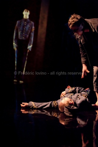 UN STOIQUE SOLDAT DE PLOMB (Florence Lavaud 2014) - Avec Martial Bourlart, Florian Caron et Thierry Dupont - Photographie © Frédéric Iovino