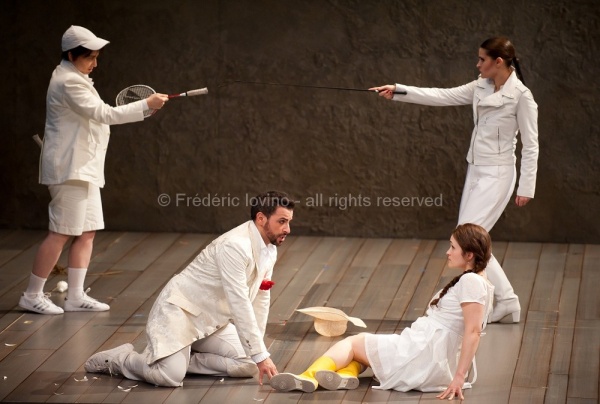 LA FINTA GIARDINIERA (David Lescot, 2014) - Du 17 au 30 mars 2014 à l'Opéra de Lille - Mise en scène: David Lescot - Direction musicale: Emmanuelle Haïm - Avec: Carlo Allemano, Erin Morley, Enea Scala, Marie-Adeline Henry, Marie-Claude Chappuis, Maria-Virginia Savastano, Nikolay Borchev - photographie © Frédéric Iovino