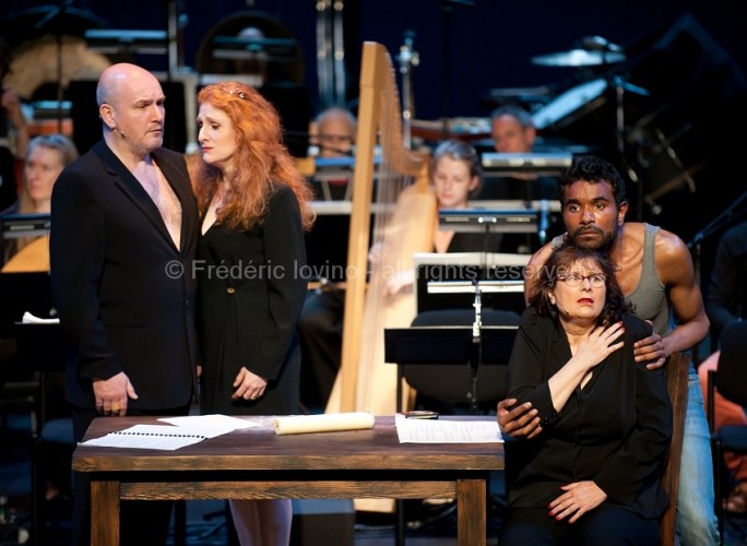 Orfeo 14 [vol. 1] suivi de La Querelle - Les 18 et 19 juin 2014 à l'opéra de Lille - Avec: Emmanuelle Haïm, François Deppe, Jean-François Sivadier,  Laura Claycomb, Rodrigo Ferreira, John Mark Ainsley - Orchestres: Le Concert d'Astrée et Ictus Ensemble - Photographie © Frédéric Iovino