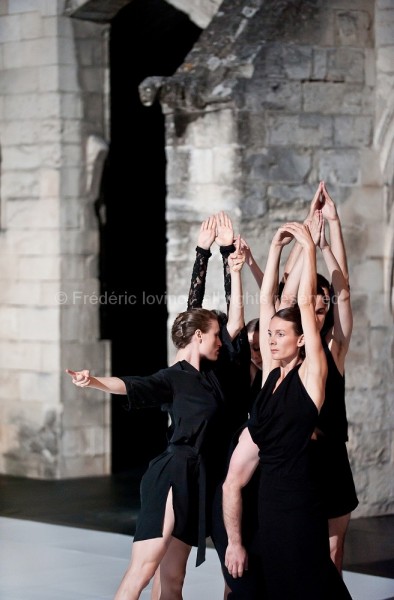 LIED BALLET - Chorégraphie: Thomas Lebrun - Du 06 au 13 juillet 2014 au Cloître des Carmes, Avignon - Avec: Benjamin Alunni (ténor), Thomas Besnard (piano), Maxime Camo, Anthony Cazaux, Raphaël Cottin, Anne-Emmanuelle Deroo, Tatiana Julien, Anne-Sophie Lancelin, Matthieu Patarozzi, Léa Scher - Photographie © Frédéric Iovino