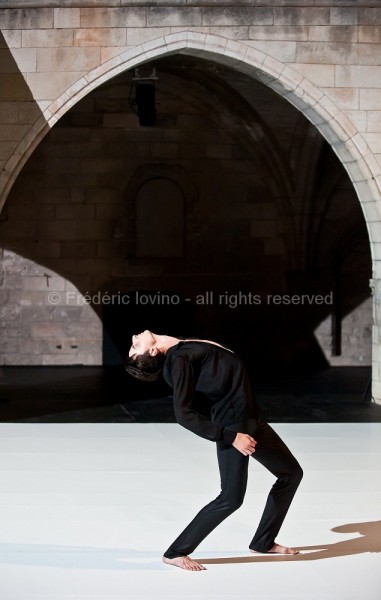 LIED BALLET - Chorégraphie: Thomas Lebrun - Du 06 au 13 juillet 2014 au Cloître des Carmes, Avignon - Avec: Benjamin Alunni (ténor), Thomas Besnard (piano), Maxime Camo, Anthony Cazaux, Raphaël Cottin, Anne-Emmanuelle Deroo, Tatiana Julien, Anne-Sophie Lancelin, Matthieu Patarozzi, Léa Scher - Photographie © Frédéric Iovino