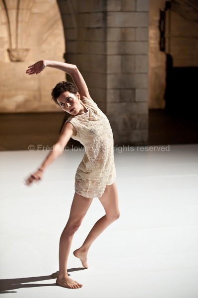 LIED BALLET - Chorégraphie: Thomas Lebrun - Du 06 au 13 juillet 2014 au Cloître des Carmes, Avignon - Avec: Benjamin Alunni (ténor), Thomas Besnard (piano), Maxime Camo, Anthony Cazaux, Raphaël Cottin, Anne-Emmanuelle Deroo, Tatiana Julien, Anne-Sophie Lancelin, Matthieu Patarozzi, Léa Scher - Photographie © Frédéric Iovino