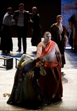 MADAMA BUTTERFLY (Jean-François Sivadier, 2015) - Du 18 mai 2015 au 04 juin 2015 à l'opéra de Lille - Mise en scène: Jean-François Sivadier, Direction musicale: Antonino Fogliani -  AVEC : Serena Farnocchia , Ramaz Chikviladze - Photographie © Frédéric Iovino