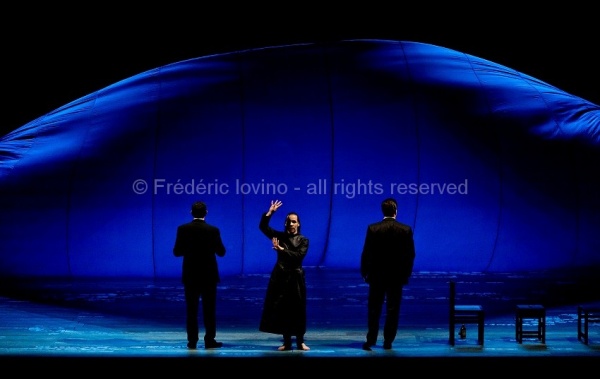 MADAMA BUTTERFLY - Mise en scène: Jean-François Sivadier, Direction musicale: Antonino FoglianiChœur de l'Opéra de Lille AVEC : François Piolino, Armando Noguera, Merunas Vitulskis - Photographie © Frédéric Iovino