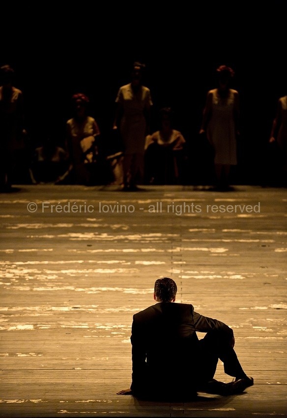 MADAMA BUTTERFLY (2015) - Mise en scène: Jean-François Sivadier, Direction musicale: Antonino Fogliani - AVEC :  Merunas Vitulskis et le Chœur de l'Opéra de Lille  - Photographie © Frédéric Iovino