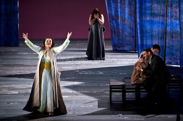 MADAMA BUTTERFLY (Jean-François Sivadier, 2015) - Du 18 mai 2015 au 04 juin 2015 à l'opéra de Lille - Mise en scène: Jean-François Sivadier, Direction musicale: Antonino Fogliani - AVEC : Serena Farnocchia , Victoria Yarovaya, Armando Noguera, Raphael Poirot - Photographie © Frédéric Iovino