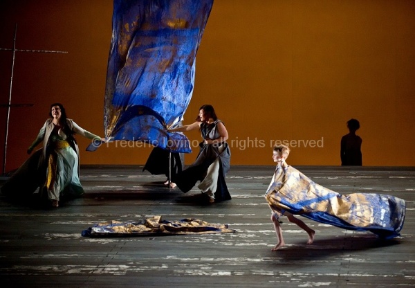 MADAMA BUTTERFLY (Jean-François Sivadier, 2015) - Du 18 mai 2015 au 04 juin 2015 à l'opéra de Lille - Mise en scène: Jean-François Sivadier, Direction musicale: Antonino Fogliani - AVEC : Serena Farnocchia , Victoria Yarovaya, Raphael Poirot - Photographie © Frédéric Iovino