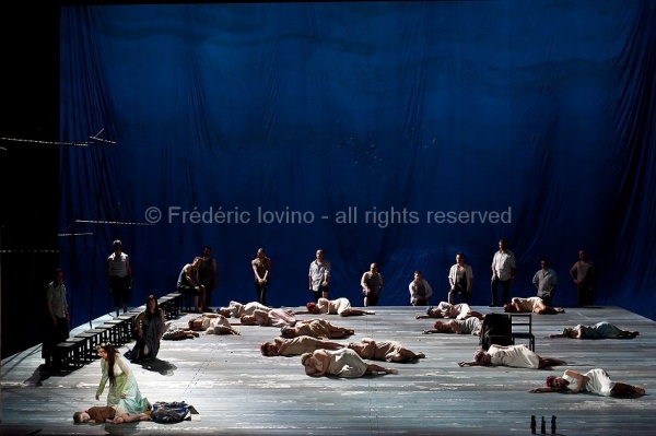 MADAMA BUTTERFLY (Jean-François Sivadier, 2015) - Du 18 mai 2015 au 04 juin 2015 à l'opéra de Lille - Mise en scène: Jean-François Sivadier, Direction musicale: Antonino Fogliani - AVEC :  Victoria Yarovaya, Serena Farnocchia , le Chœur de l'Opéra de Lille - Photographie © Frédéric Iovino