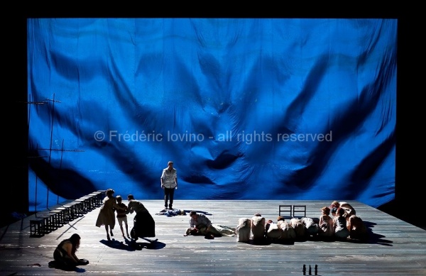 MADAMA BUTTERFLY (Jean-François Sivadier, 2015) - Du 18 mai 2015 au 04 juin 2015 à l'opéra de Lille - Mise en scène: Jean-François Sivadier, Direction musicale: Antonino Fogliani - AVEC : Serena Farnocchia , Victoria Yarovaya, Merunas Vitulskis, Armando Noguera, Virginie Fouque, Raphael Poirot, Rachid Zanouda - Photographie © Frédéric Iovino