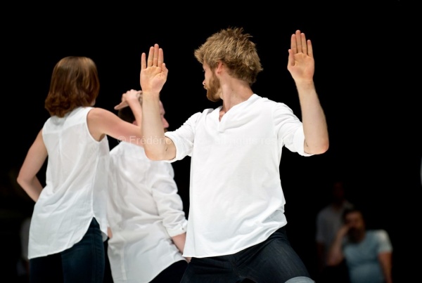 UN SACRE DU PRINTEMPS (Daniel Linehan 2015)  Du 11 au 13 juin 2015 à l'opéra de Lille. Chorégraphie Daniel Linehan - Avec: Jean-Luc Plouvier (piano), Alain Franco (piano) - Danseurs: Balazs Busa, Jeanne Colin, Andras Déri, Alexandra Dolgova, Erik Eriksson, Taha Ghauri, James McGinn, Charles Ngombengombe, Krisjanis Sants, Christoffer Schieche, Hagar Tenenbaum, Roman Van Houtven, Thomas Vantuycom, Kathryn Vickers, Tiran Willemse --- Photographie © Frédéric Iovino