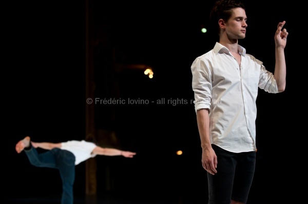 UN SACRE DU PRINTEMPS (Daniel Linehan 2015)  Du 11 au 13 juin 2015 à l'opéra de Lille. Chorégraphie Daniel Linehan - Avec: Jean-Luc Plouvier (piano), Alain Franco (piano) - Danseurs: Balazs Busa, Jeanne Colin, Andras Déri, Alexandra Dolgova, Erik Eriksson, Taha Ghauri, James McGinn, Charles Ngombengombe, Krisjanis Sants, Christoffer Schieche, Hagar Tenenbaum, Roman Van Houtven, Thomas Vantuycom, Kathryn Vickers, Tiran Willemse --- Photographie © Frédéric Iovino