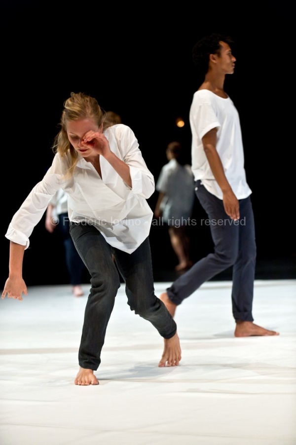 UN SACRE DU PRINTEMPS (Daniel Linehan 2015)  Du 11 au 13 juin 2015 à l'opéra de Lille. Chorégraphie Daniel Linehan - Avec: Jean-Luc Plouvier (piano), Alain Franco (piano) - Danseurs: Balazs Busa, Jeanne Colin, Andras Déri, Alexandra Dolgova, Erik Eriksson, Taha Ghauri, James McGinn, Charles Ngombengombe, Krisjanis Sants, Christoffer Schieche, Hagar Tenenbaum, Roman Van Houtven, Thomas Vantuycom, Kathryn Vickers, Tiran Willemse --- Photographie © Frédéric Iovino