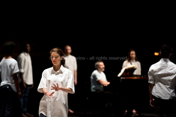 UN SACRE DU PRINTEMPS (Daniel Linehan 2015)  Du 11 au 13 juin 2015 à l'opéra de Lille. Chorégraphie Daniel Linehan - Avec: Jean-Luc Plouvier (piano), Alain Franco (piano) - Danseurs: Balazs Busa, Jeanne Colin, Andras Déri, Alexandra Dolgova, Erik Eriksson, Taha Ghauri, James McGinn, Charles Ngombengombe, Krisjanis Sants, Christoffer Schieche, Hagar Tenenbaum, Roman Van Houtven, Thomas Vantuycom, Kathryn Vickers, Tiran Willemse --- Photographie © Frédéric Iovino