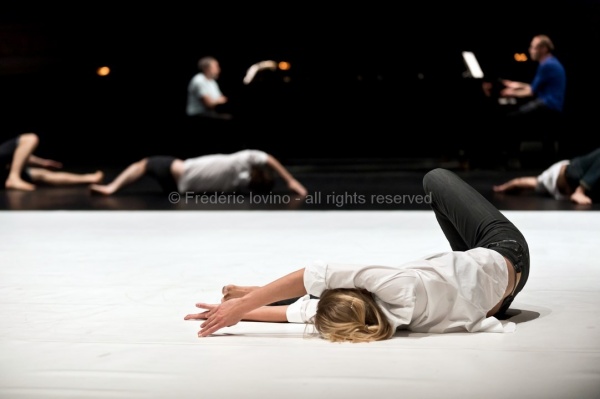 UN SACRE DU PRINTEMPS (Daniel Linehan 2015)  Du 11 au 13 juin 2015 à l'opéra de Lille. Chorégraphie Daniel Linehan - Avec: Jean-Luc Plouvier (piano), Alain Franco (piano) - Danseurs: Balazs Busa, Jeanne Colin, Andras Déri, Alexandra Dolgova, Erik Eriksson, Taha Ghauri, James McGinn, Charles Ngombengombe, Krisjanis Sants, Christoffer Schieche, Hagar Tenenbaum, Roman Van Houtven, Thomas Vantuycom, Kathryn Vickers, Tiran Willemse --- Photographie © Frédéric Iovino