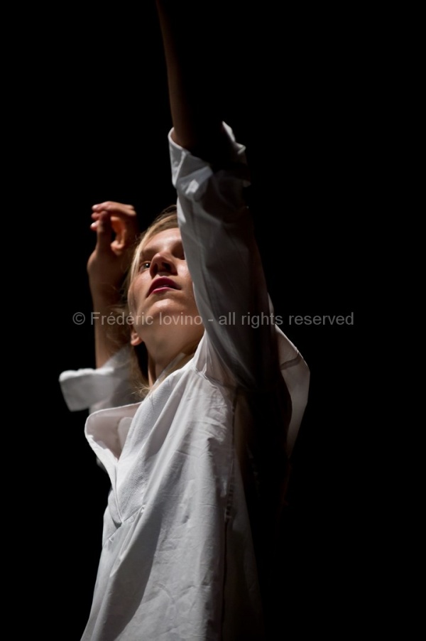 UN SACRE DU PRINTEMPS (Daniel Linehan 2015)  Du 11 au 13 juin 2015 à l'opéra de Lille. Chorégraphie Daniel Linehan - Avec: Jean-Luc Plouvier (piano), Alain Franco (piano) - Danseurs: Balazs Busa, Jeanne Colin, Andras Déri, Alexandra Dolgova, Erik Eriksson, Taha Ghauri, James McGinn, Charles Ngombengombe, Krisjanis Sants, Christoffer Schieche, Hagar Tenenbaum, Roman Van Houtven, Thomas Vantuycom, Kathryn Vickers, Tiran Willemse --- Photographie © Frédéric Iovino