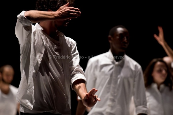 UN SACRE DU PRINTEMPS (Daniel Linehan 2015)  Du 11 au 13 juin 2015 à l'opéra de Lille. Chorégraphie Daniel Linehan - Avec: Jean-Luc Plouvier (piano), Alain Franco (piano) - Danseurs: Balazs Busa, Jeanne Colin, Andras Déri, Alexandra Dolgova, Erik Eriksson, Taha Ghauri, James McGinn, Charles Ngombengombe, Krisjanis Sants, Christoffer Schieche, Hagar Tenenbaum, Roman Van Houtven, Thomas Vantuycom, Kathryn Vickers, Tiran Willemse --- Photographie © Frédéric Iovino