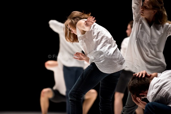 UN SACRE DU PRINTEMPS (Daniel Linehan 2015)  Du 11 au 13 juin 2015 à l'opéra de Lille. Chorégraphie Daniel Linehan - Avec: Jean-Luc Plouvier (piano), Alain Franco (piano) - Danseurs: Balazs Busa, Jeanne Colin, Andras Déri, Alexandra Dolgova, Erik Eriksson, Taha Ghauri, James McGinn, Charles Ngombengombe, Krisjanis Sants, Christoffer Schieche, Hagar Tenenbaum, Roman Van Houtven, Thomas Vantuycom, Kathryn Vickers, Tiran Willemse --- Photographie © Frédéric Iovino