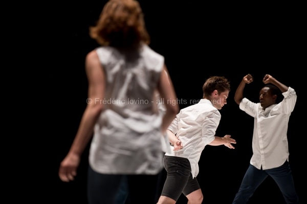 UN SACRE DU PRINTEMPS (Daniel Linehan 2015)  Du 11 au 13 juin 2015 à l'opéra de Lille. Chorégraphie Daniel Linehan - Avec: Jean-Luc Plouvier (piano), Alain Franco (piano) - Danseurs: Balazs Busa, Jeanne Colin, Andras Déri, Alexandra Dolgova, Erik Eriksson, Taha Ghauri, James McGinn, Charles Ngombengombe, Krisjanis Sants, Christoffer Schieche, Hagar Tenenbaum, Roman Van Houtven, Thomas Vantuycom, Kathryn Vickers, Tiran Willemse --- Photographie © Frédéric Iovino