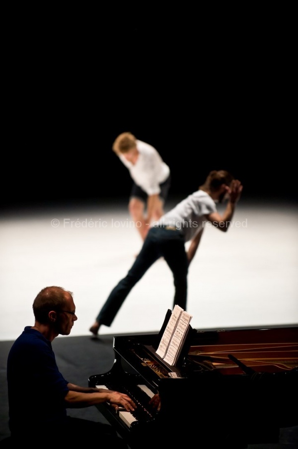 UN SACRE DU PRINTEMPS (Daniel Linehan 2015)  Du 11 au 13 juin 2015 à l'opéra de Lille. Chorégraphie Daniel Linehan - Avec: Jean-Luc Plouvier (piano), Alain Franco (piano) - Danseurs: Balazs Busa, Jeanne Colin, Andras Déri, Alexandra Dolgova, Erik Eriksson, Taha Ghauri, James McGinn, Charles Ngombengombe, Krisjanis Sants, Christoffer Schieche, Hagar Tenenbaum, Roman Van Houtven, Thomas Vantuycom, Kathryn Vickers, Tiran Willemse --- Photographie © Frédéric Iovino