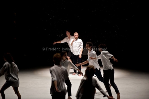 UN SACRE DU PRINTEMPS (Daniel Linehan 2015)  Du 11 au 13 juin 2015 à l'opéra de Lille. Chorégraphie Daniel Linehan - Avec: Jean-Luc Plouvier (piano), Alain Franco (piano) - Danseurs: Balazs Busa, Jeanne Colin, Andras Déri, Alexandra Dolgova, Erik Eriksson, Taha Ghauri, James McGinn, Charles Ngombengombe, Krisjanis Sants, Christoffer Schieche, Hagar Tenenbaum, Roman Van Houtven, Thomas Vantuycom, Kathryn Vickers, Tiran Willemse --- Photographie © Frédéric Iovino