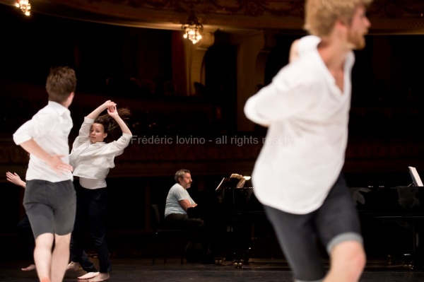 UN SACRE DU PRINTEMPS (Daniel Linehan 2015)  Du 11 au 13 juin 2015 à l'opéra de Lille. Chorégraphie Daniel Linehan - Avec: Jean-Luc Plouvier (piano), Alain Franco (piano) - Danseurs: Balazs Busa, Jeanne Colin, Andras Déri, Alexandra Dolgova, Erik Eriksson, Taha Ghauri, James McGinn, Charles Ngombengombe, Krisjanis Sants, Christoffer Schieche, Hagar Tenenbaum, Roman Van Houtven, Thomas Vantuycom, Kathryn Vickers, Tiran Willemse --- Photographie © Frédéric Iovino