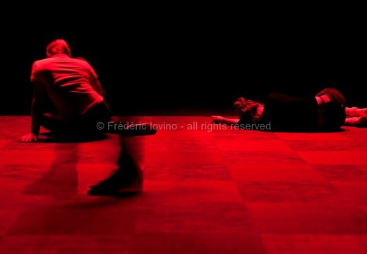 LETTRES DE NON-MOTIVATION (Vincent Thomasset, 2015) Filage du 28.08.2015 au Grand sud (Lille) Création du mardi 8 au vendredi 11 septembre 2105 au Festival La Bâtie, Genève (Suisse) Texte : Julien Prévieux - Conception, mise en scène : Vincent Thomasset .Avec :  Michèle Gurtner,  Anne Steffens . - photographie © Frédéric Iovino