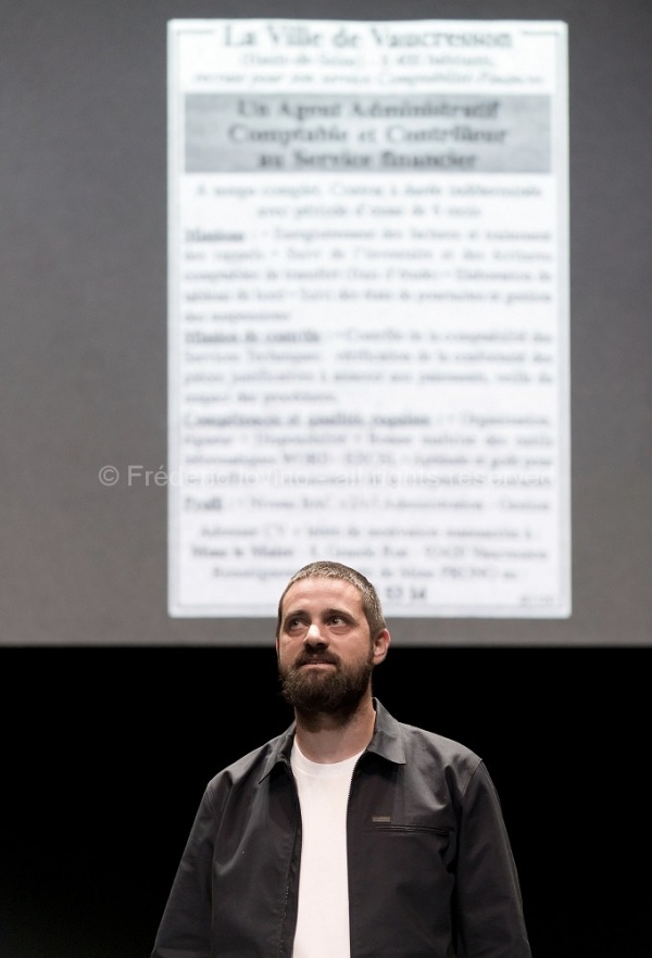 LETTRES DE NON-MOTIVATION (Vincent Thomasset, 2015) Filage du 28.08.2015 au Grand sud (Lille) Création du mardi 8 au vendredi 11 septembre 2105 au Festival La Bâtie, Genève (Suisse) Texte : Julien Prévieux - Conception, mise en scène : Vincent Thomasset .Interprétation :  François Lewyllie  - photographie © Frédéric Iovino